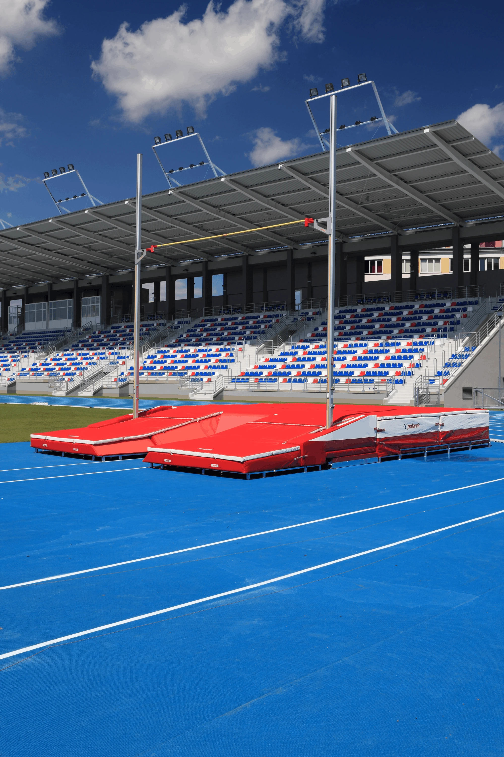 Pole vault landing mat