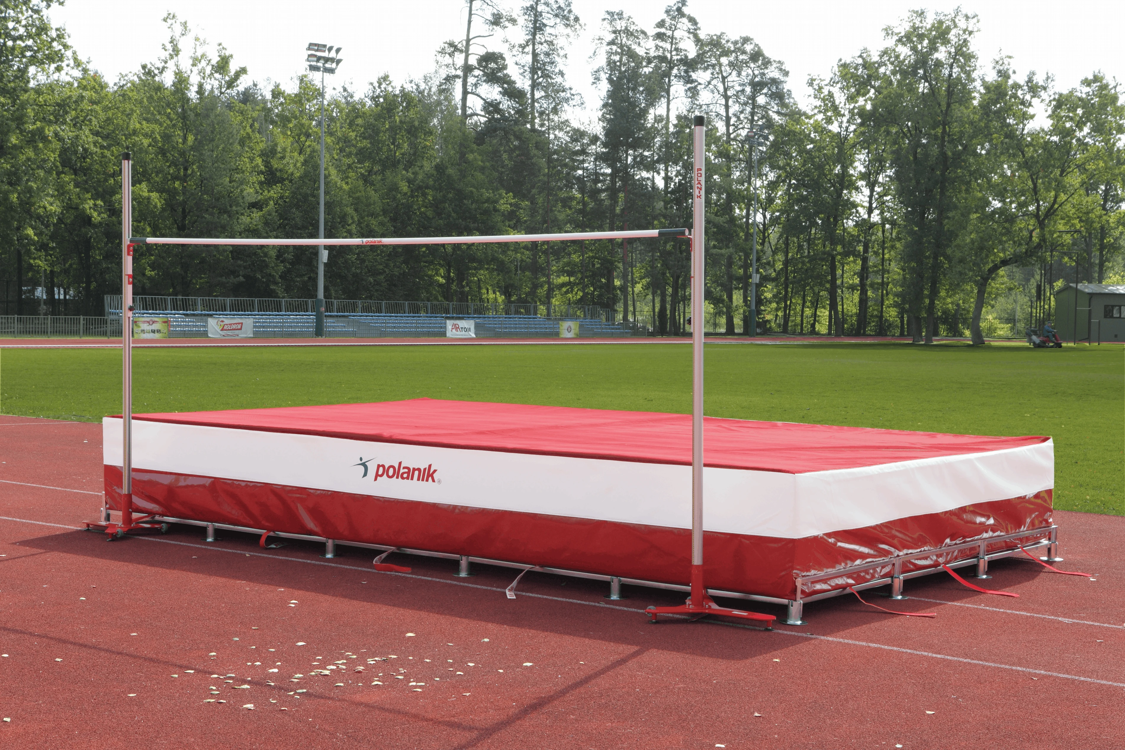 Monocube high jump landing mat